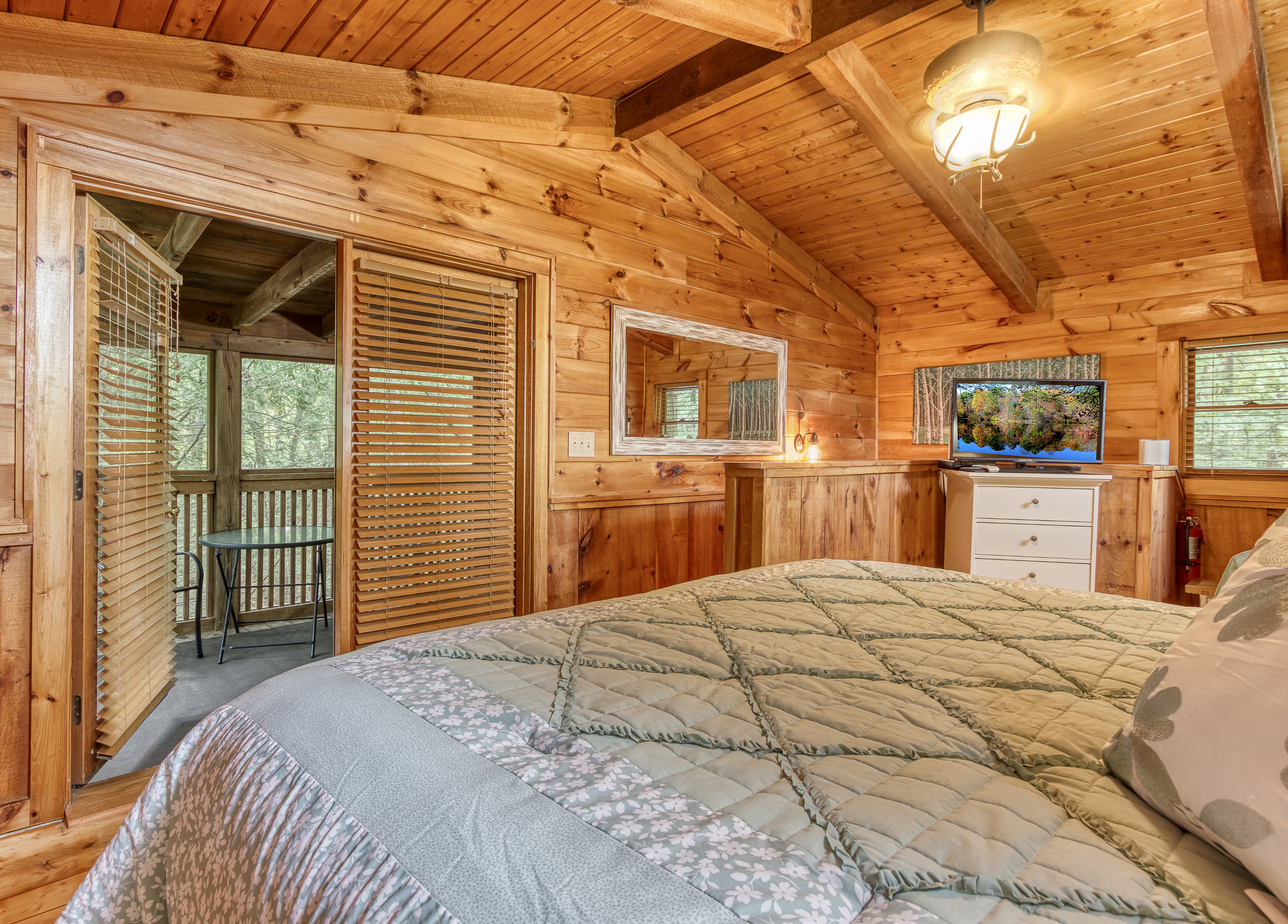 Mountain Mist Honeymoon Cabin in Gatlinburg