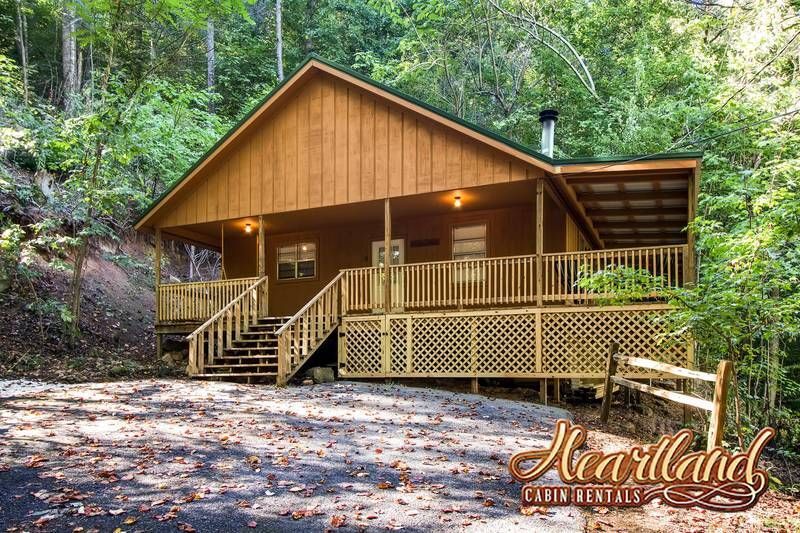 exterior of a cabin rental in Pigeon Forge TN